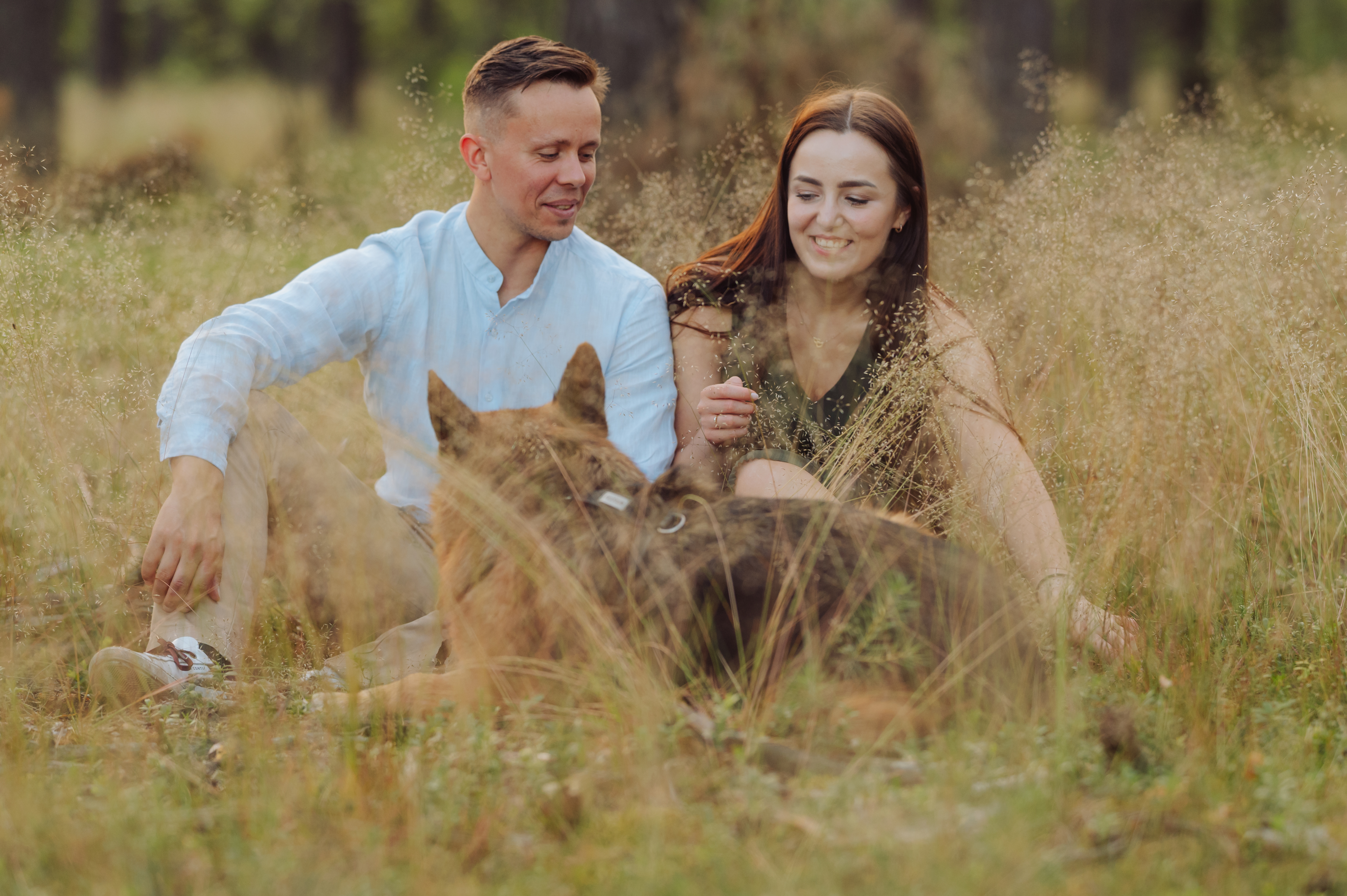 Dorota i Bartek stojący razem na tle dekoracji z balonów